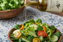 Load image into Gallery viewer, olive oil Montinaro versato nella insalata